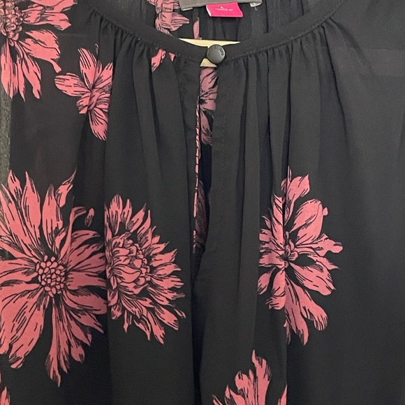 NWT Vince Camuto floral pattern, sleeveless top with button keyhole; Size L - Picture 10 of 11